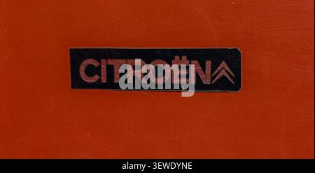 TAVERNES BLANQUES, SPANIEN - 14. JUNI 2026. Diese Nahaufnahme zeigt den Retro-Aufkleber mit Citroen-Emblem in Schwarz und Rot auf einem französischen Oldtimer. Die sti Stockfoto