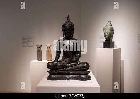 Amsterdam, Niederlande - 15. April 25: Sitzende Bronze-Buddha-Skulptur auf einem Sockel im Rijksmuseum in Amsterdam, Nordholland, Niederlande. Stockfoto