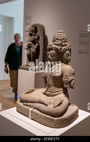 Amsterdam, Niederlande - 15. April 25: Skulptur der südasiatischen Gottheit aus Stein im Rijksmuseum in Amsterdam, Nordholland, Niederlande. Stockfoto
