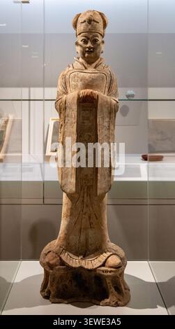 Amsterdam, Niederlande - 15. April 25: Polychrome geschnitzte Holzfigur in einem Glaskasten im Rijksmuseum in Amsterdam, Niederlande. Stockfoto