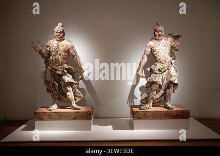 Amsterdam, Niederlande - 15. April 25: Zwei japanische Wächterstatuen auf Plattformen in einer Galerie des Rijksmuseums in Amsterdam, Niederlande. Stockfoto