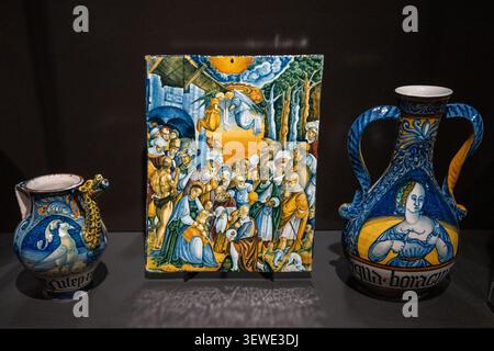 Amsterdam, Niederlande - 15. April 25: Dekorierte Maiolica-Krüge und eine bemalte Keramikfliese im Rijksmuseum in Amsterdam, Niederlande. Stockfoto