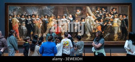 Amsterdam, Niederlande - 15. April 25: Museumsbesucher stehen vor Rembrandts The Night Watch im Rijksmuseum in Amsterdam, Niederlande. Stockfoto