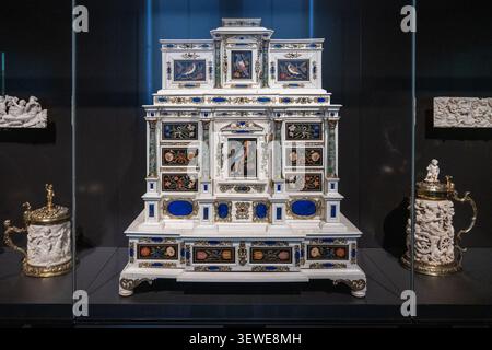 Amsterdam, Niederlande - 15. April 25: Großer dekorativer Schrank mit farbenfroher Einlage hinter Glas im Rijksmuseum in Amsterdam, Niederlande. Stockfoto