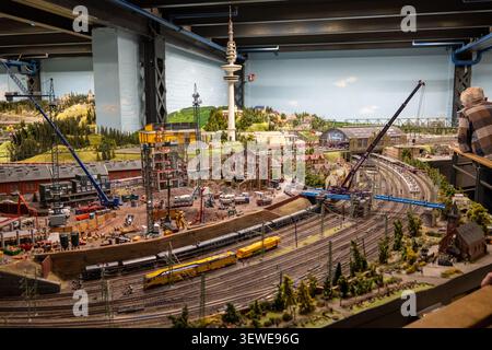 Hamburg, Deutschland - 4. April 25: Detaillierte Modellbahnbaustelle mit Kränen, Gleisen und Zügen im Miniatur Wunderland in Hamburg, Deutschland Stockfoto