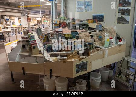 Hamburg, Deutschland - 4. April 25: Werkstattansicht eines Miniatur-Stadtmodells am Hang, das hinter Glas im Miniatur Wunderland in Hamburg gebaut wird. Stockfoto