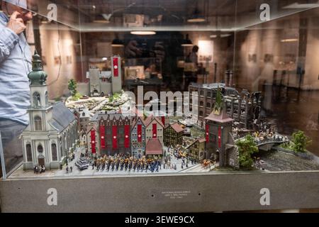 Hamburg, Deutschland - 4. April 25: Miniaturstadtszene mit Parade und Bannern in der Ausstellung Nationalsozialismus und Zweiten Weltkrieg im Miniatur Wunderland, H Stockfoto