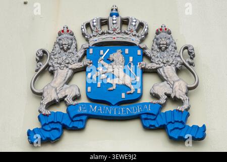 Amsterdam, Niederlande - 15. April 25: Nahaufnahme eines niederländischen Wappenreliefs mit Krone und Löwen unter dem Motto „je Maintiendrai“. Stockfoto