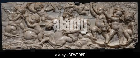 Amsterdam, Niederlande - 15. April 25: Geschnitzte Elfenbeinreliefplatte mit Putten und Meeresmotiven im Rijksmuseum in Amsterdam, Niederlande. Stockfoto