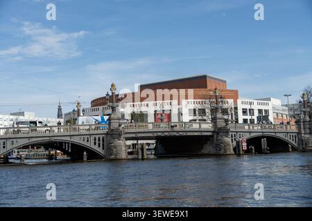 Amsterdam, Niederlande - 15. April 25: Blick auf die nationale Oper und das Ballettgebäude und eine Kanalbrücke in Amsterdam, Nordholland, Niederlande, photogr Stockfoto