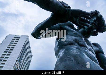 Tiefwinkelansicht der Bronzeskulptur „Junges Paar“ des deutschen Bildhauers Jürgen raue in Berlin-Fennpfuhl. Stockfoto
