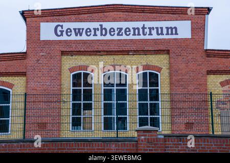Vorderansicht eines restaurierten historischen Backsteingebäudes, das heute als Gewerbezentrum in Deutschland genutzt wird. Stockfoto