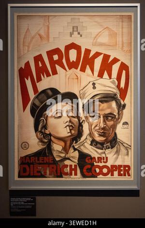 Hamburg, Deutschland - 4. April 25: Gerahmtes Vintage-Filmplakat für „Marokko“ mit Marlene Dietrich und Gary Cooper, ausgestellt in einer Museumsausstellung in Stockfoto
