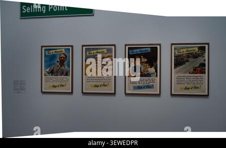 Amsterdam, Niederlande - 15. April 25: Gerahmte Posterserie an einer Museumswand im Rijksmuseum, Amsterdam, Nordholland, Niederlande. Stockfoto