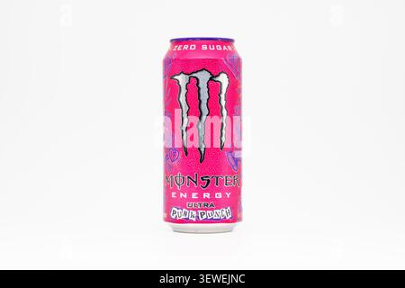 Monster Energy Ultra Punk Punch Getränk. Der Zero Sugar Energy Drink ist in einer rosafarbenen Dose mit silberner Klaue. Dose auf weißem Hintergrund in einem Studio. Stockfoto