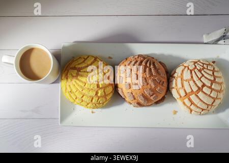 Traditionelles mexikanisches Gebäck und Backwaren zum Genießen mit heißer Schokolade, Kaffee oder Milch. Essen, um sich mit der Familie zu treffen. Stockfoto