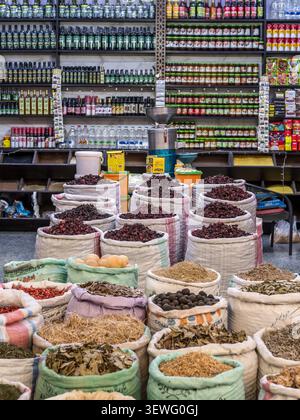 Gewürzladen auf dem Basar mit Säcken Karkadeh, Hurghada Souk, Ägypten, 23. März 2026 Stockfoto