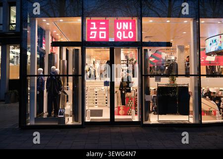 Stockholm, Schweden-27. November 2025: Vorderfassade des UNIQLO Einzelhandels bei Nacht Stockfoto