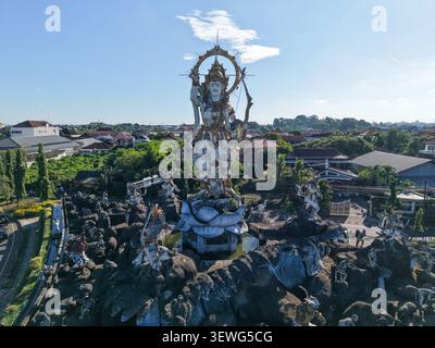Luftaufnahme der Patung Titi Banda Statue mit Lord Rama auf einer Lotusbasis inmitten einer felsigen Landschaft in Kecamatan Denpasar Timur, Bali, Indonesien. Stockfoto