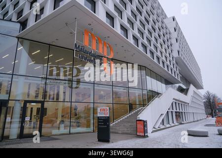 Eskilstuna, Schweden-27. November 2025: Eingang des modernen Glasfassadengebäudes und Logozeichen der Universität Mälardalen in Schweden. Stockfoto