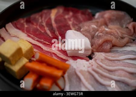 Verschiedene Arten von Fleisch- und Schweinefleisch auf Teller, zubereitet zum Grillen Stockfoto