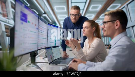 Projektmanager leitet diverse Teams mit Laptop, um den OKR-Fortschritt zu besprechen. Stockfoto