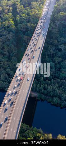 Stau im Urlaubsverkehr auf der Autobahn M1 Newcastle nach Sydney auf der Brücke über den Bach - vertikales Panorama aus der Luft. Stockfoto