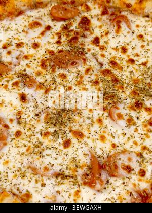 Nahaufnahme einer frisch gebackenen Wurstpizza mit geschmolzenem Käse Stockfoto