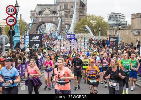 Die Athleten treten beim jährlichen London Marathon an. London, UK, 21. April 2024 Stockfoto