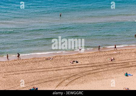 Erhöhter Blick auf den Strand Levante in Benidorm Spanien mit goldenem Sand klarem Mittelmeer und entspannenden Menschen beim Schwimmen und Spazieren entlang der Küste Stockfoto