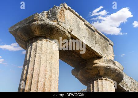 Antike dorische Säulen aus dem Tempel des Apollon in Korinth, Griechenland Stockfoto