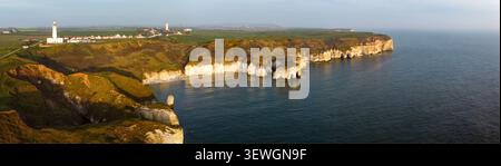 Flamborough Headland aus der Vogelperspektive mit Kreidefelsen, Leuchtturm und Küstenkurve Stockfoto