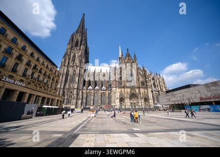 Köln, Deutschland - 5. Mai 2026 : Panoramablick auf den beeindruckenden Kölner Dom in Deutschland Stockfoto