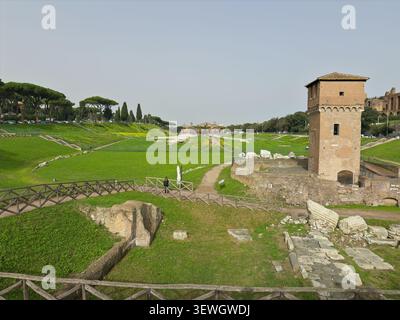 Blick von oben auf die Ruinen des Circus Maximus mit Bäumen und Überresten von Gebäuden vor blauem Himmel, Rom im Herbst 2024 Stockfoto