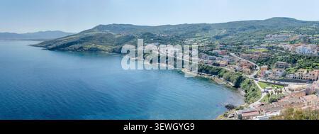 Große Panoramablick-Stadt mit historischem Dorf an der Mittelmeerküste und Küste östlich davon, aufgenommen vom Schloss Doria im hellen Frühling Stockfoto