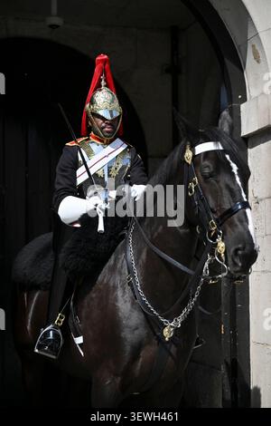 Horse Guards Bogenway, Whitehall, London, Großbritannien. Juni 2026. Eine Blues & Royal Guard spürt die Hitze, die in der Sonne in Whitehall schwitzt Stockfoto
