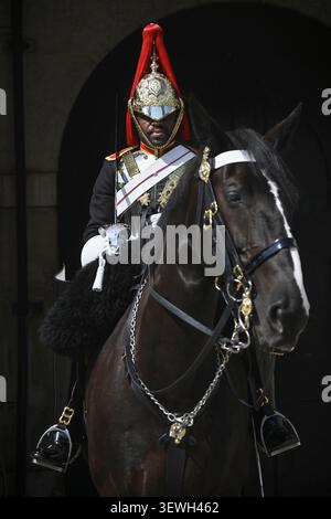 Horse Guards Bogenway, Whitehall, London, Großbritannien. Juni 2026. Eine Blues & Royal Guard spürt die Hitze, die in der Sonne in Whitehall schwitzt Stockfoto