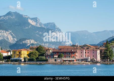 Blick auf die Stadt Torbole vom Wasser aus, Nago Torbole, Italien Stockfoto