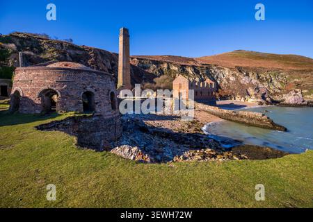 Die verlassenen Porth Wen Brickworks in Anglesey, Nordwales Stockfoto