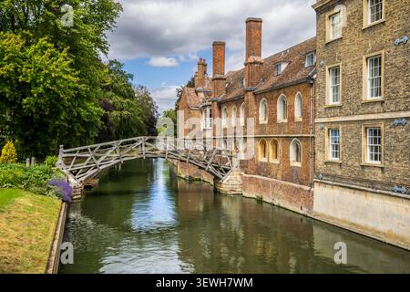 Die mathematische Brücke über den Fluss Cam, Cambridge University, Cambridgeshire, England Stockfoto