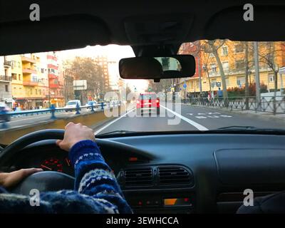 Mann fährt ein Auto, Blick aus dem Inneren des Autos. Stockfoto