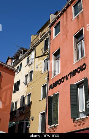 Eine enge Straße im Zentrum von Venedig, Italien. Stockfoto
