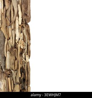 Rustikale Treibholz Kunst Holz Design Dekoration Hintergrund vertikale Grenze auf weiß. Dekorative, wiedergewonnene Naturstrand-Holzstücke am Meer. Stockfoto