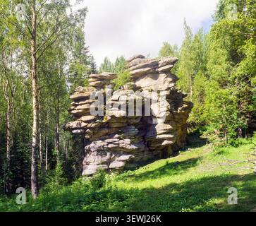 Sandsteinklippen, genannt Bliny am Hang des Berges Konzhakowski Kamen Stockfoto