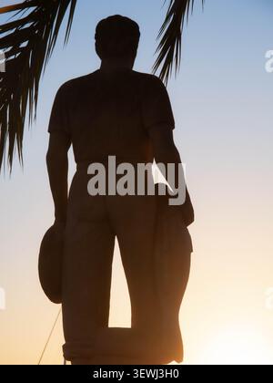 Kreatives Niedrigwinkelbild mit der Silhouette einer Statue mit Hut auf Mallorca, Spanien. Stockfoto