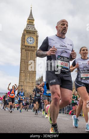 Athleten, die beim London Marathon laufen. London, UK, 21. April 2024 Stockfoto