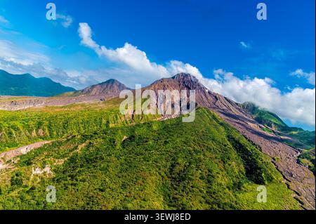 Ein Blick aus einem Hubschrauber zeigt neue Vegetation an den Nordhängen des Vulkans Soufriere Hills auf der Insel Montserrat an einem hellen sonnigen Tag Stockfoto