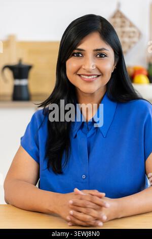 Porträt einer lächelnden indischen Geschäftsfrau am Arbeitsplatz zu Hause Stockfoto