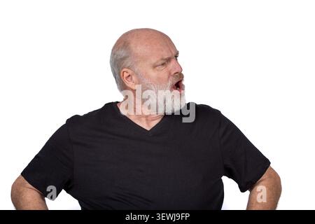 Bärtiger Mann mittleren Alters in schwarzem Hemd, der nach rechts ruft, isoliert auf weißem Hintergrund Stockfoto