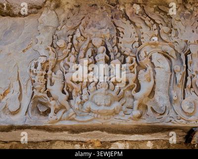 Komplizierte Khmer-Bas-Relief-Schnitzerei im Ta Prohm Tempel, Angkor, Kambodscha Stockfoto